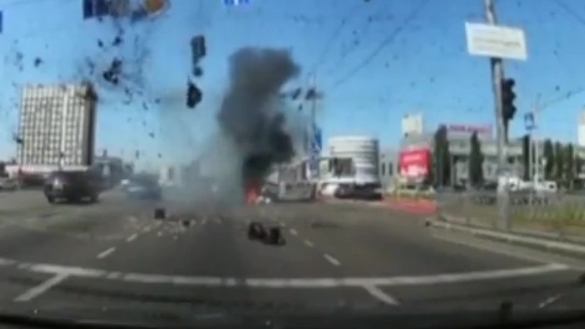 Video z Kyjeva: Střela dopadla přímo mezi auta na rušném bulváru